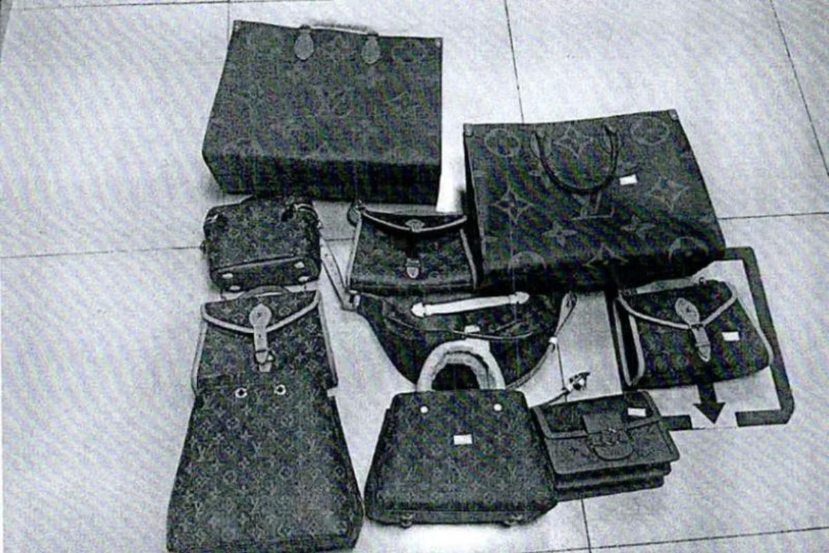 Sejumlah tas Louis Vuitton palsu yang disita dalam penangkapan di China 