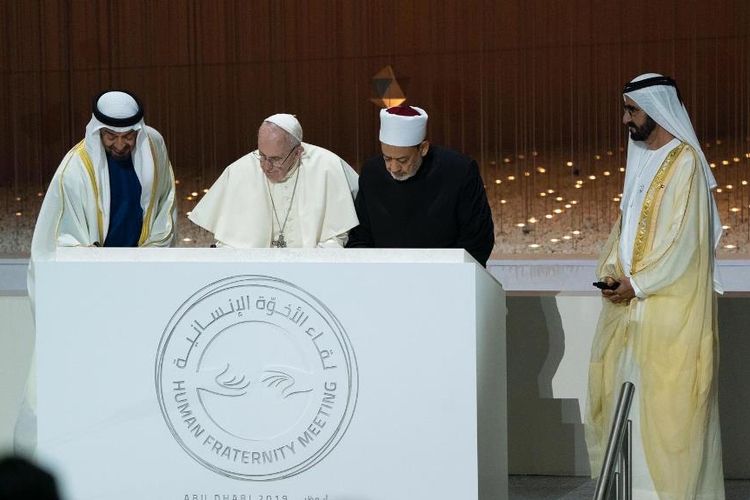 Paus Fransiskus (dua dari kiri) bersama Imam Besar Al Azhar Dr Ahmed At-Tayyeb (tiga dari kiri) saat menandatangani dokumen Deklarasi Abu Dhabi, Senin (4/2/2019), disaksikan Sheikh Mohammed bin Rashid Al Maktoum (kanan), perdana menteri sekaligus wakil presiden Uni Emirat Arab.