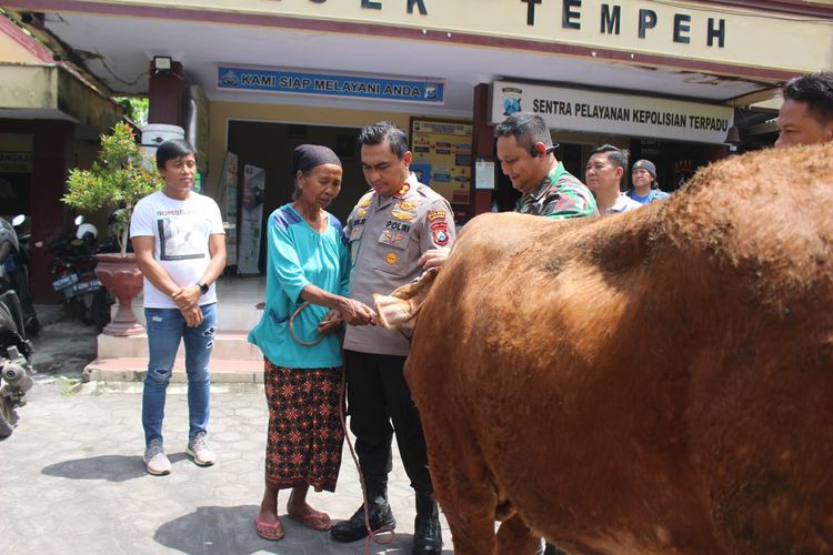 Kapolres Lumajang AKBP Boy Jeckson Situmorang kembalikan sapi milik Nenek Sami