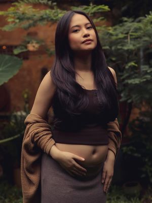 Intip gaya maternity shoot Hanggini dan Luthfi Aulia. Tampil estetik nuansa earth tone yang elegan.