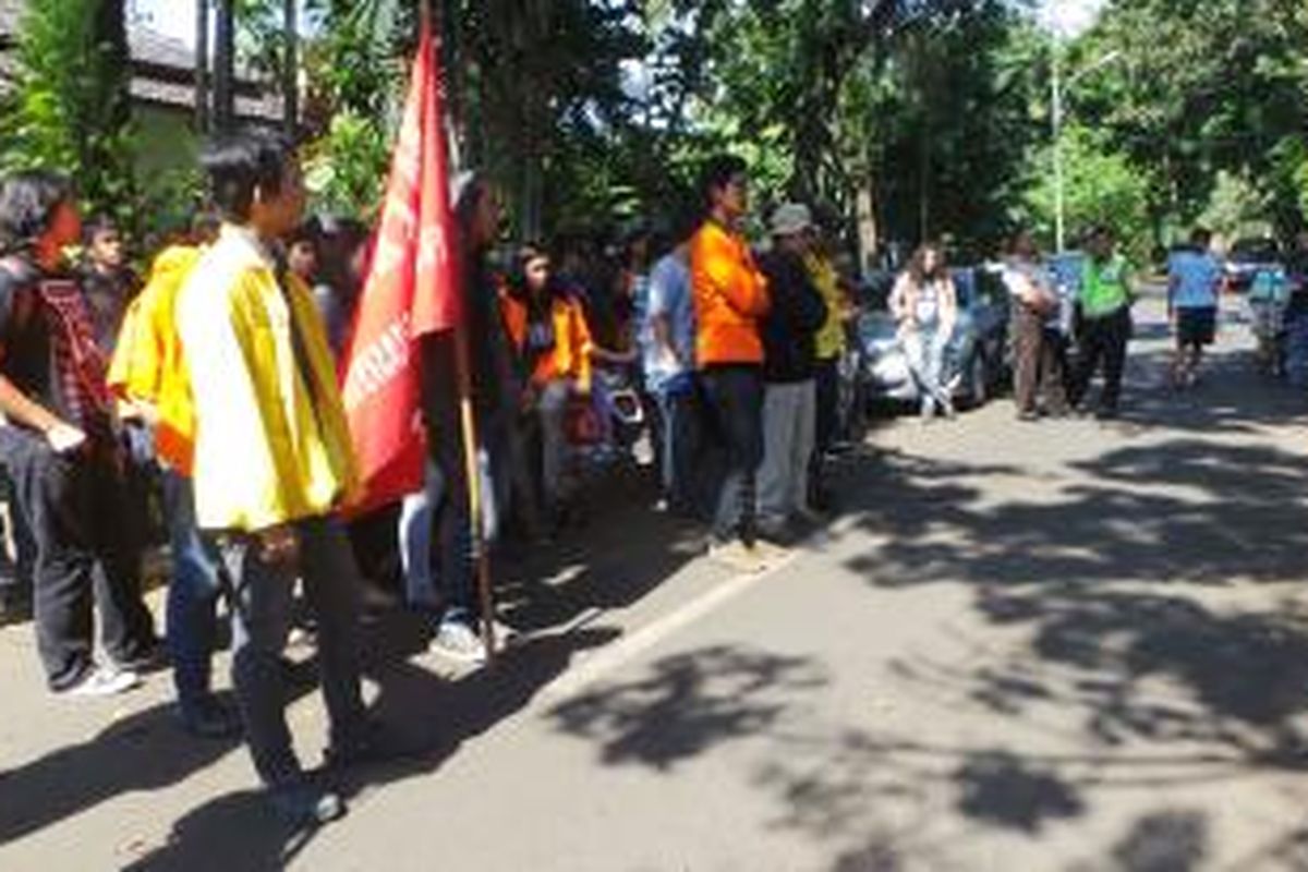 Aksi gabungan mahasiswa berbagai kampus di depan Kantor Transisi, Menteng, Jakarta Pusat. Rabu (24/9/2014).