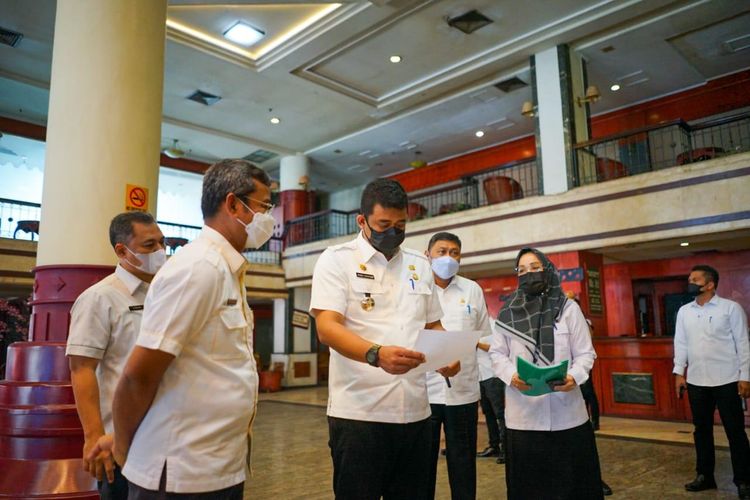 Wali Kota Medan, Bobby Nasution meninjau Hotel Soechi di Jalan Cirebon yang akan digunakan sebagai tempat isolasi bagi warga Medan yang terpapar Covid-19.