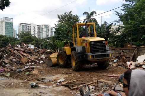 Puing-puing Bekas Penertiban di Rawajati Dibersihkan, Jalan yang Diblokade Dibuka