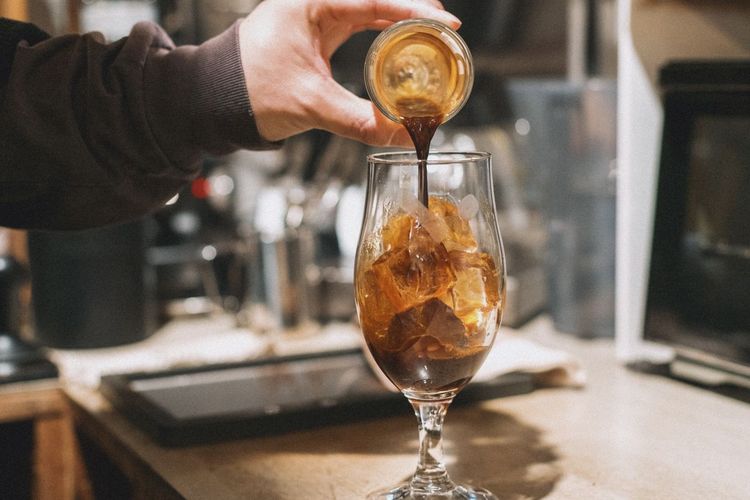 5 Trik Bikin Es Kopi Rumahan Seenak di Kafe