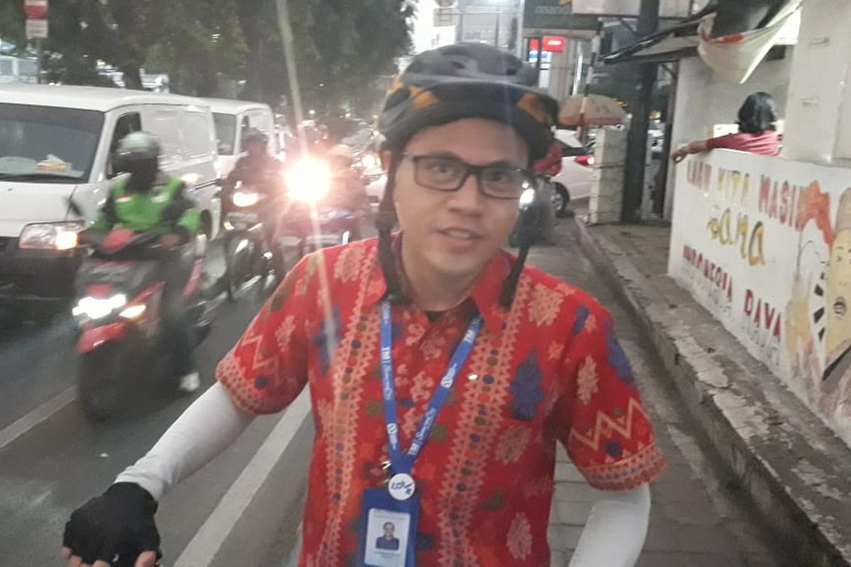 Salah satu pengendara sepeda di kawasan Tomang Jakarta Barat terpaksa menenteng sepedanya di trotoar lantaran jalur sepeda sudah penuh dilintasi motor, Senin (25/11/2019).