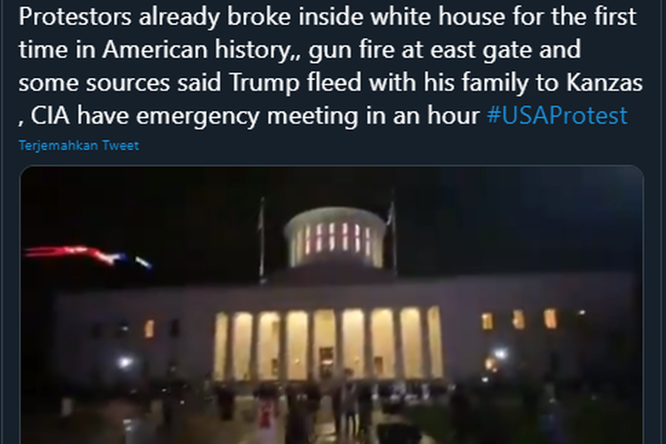 Tangkapan layar video yang diunggah di Twitter dengan narasi bahwa para demonstran berhasil memasuki Gedung Putih
