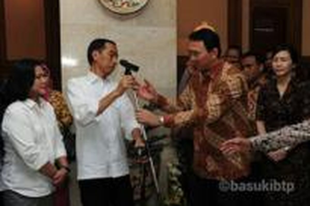 Plt Gubernur DKI Jakarta Basuki Tjahaja Purnama pasangan mikrofon Presiden Jokowi.
