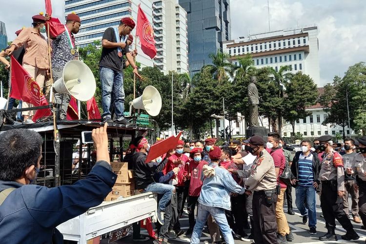 Massa PMKRI terlibat dorong-dorongan dengan aparat pada aksi Hari Buruh Sabtu (1/5/2021).