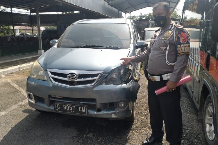 Mobil Xenia dengan nomor polisi G 9037 CM milik DW (40), warga Tegalsari Timur, Kecamatan Ampelgading, Kabupaten Pemalang, Jawa Tengah, yang diamankan kepolisian resort Indramayu, Jawa Barat.