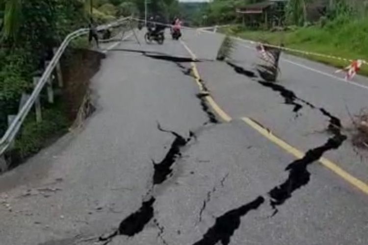 Jalan amblas di Desa Blang Karieng, Kecamatan Nisam, Kabupaten Aceh Utara, Jumat (22/12/2022).