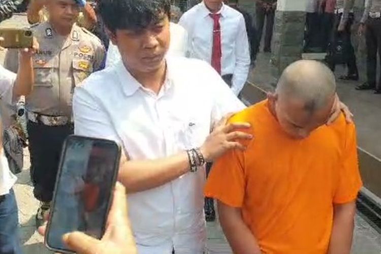 MA (19), salah satu pelaku pembunuhan siswi SMP di Mojokerto, Jawa Timur, saat digelandang di Mapolres Mojokerto Kota, Rabu (14/6/2023).