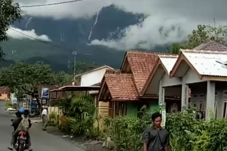 Aliran air mirip air terjung turun dari kawah Guntur di puncak Gunung Galunggung ke kawah baru di bawahnya  sempat menghebohkan warga Tasikmalaya, Kamis (28/3/2019)