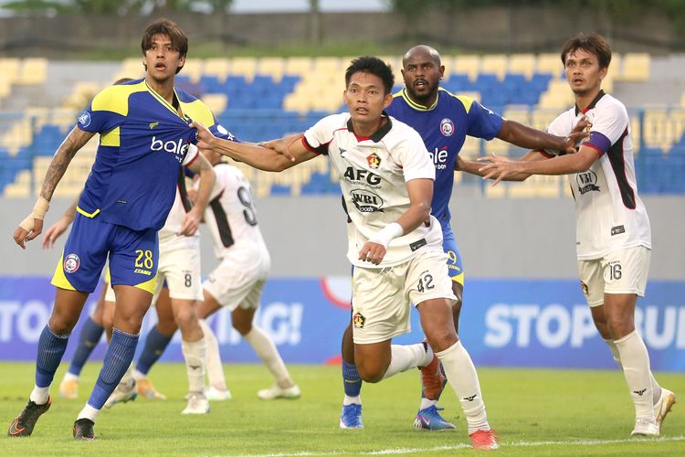 Pemain Arema FC Betinho dijaga ketat pemain Persik Kedidi saat laga pekan ke-31 Super League 2025-2026 yang berakhir dengan skor 3-2 di Stadion Gelora Joko Samudro Gresik, Minggu (3/5/2026) sore.