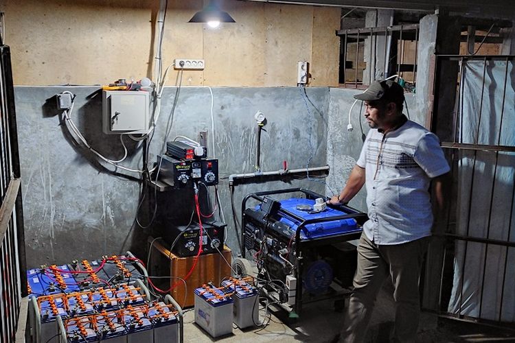 Ketua Desa Mandiri Energi (DME) Desa Gedangan Supomo menunjukkan pembangkit listrik tenaga biogas (PLTBg) di belakang rumahnya di Desa Gedangan, Kecamatan Cepogo, Kabupaten Boyolali, Jawa Tengah, Selasa (19/10/2021). 