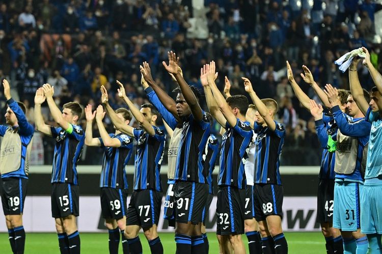 Para pemain Atalanta mengucapkan terima kasih kepada publik pada akhir pertandingan sepak bola leg kedua perempat final Liga Eropa UEFA antara Atalanta vs Leipzig pada 14 April 2022 di stadion Azzurri d'Italia di Bergamo.