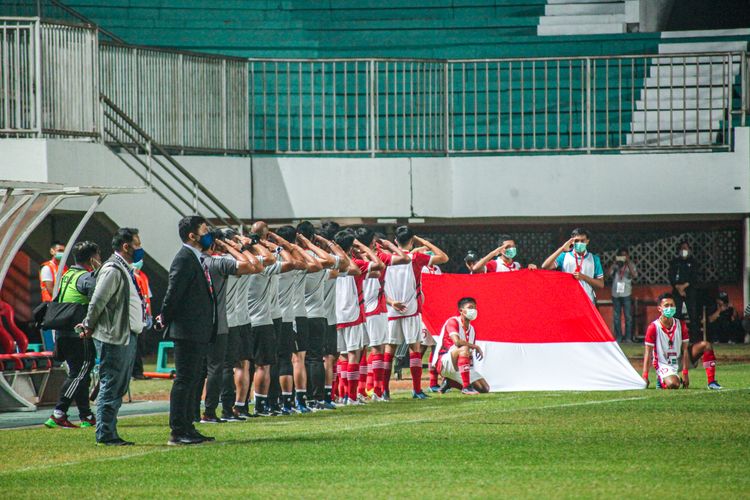 Bendera Merah Putih terbentang dalam laga Indonesia vs Filipina pada ajang Piala AFF U16 2022, Minggu (31/7/2022) malam WIB di Stadion Maguwoharjo. Terkini, timnas U16 Indonesia akan melanjutkan perjungan dengan melawan Myanmar pada semifinal Piala AFF U16 2022 di Stadion Maguwoharjo, Sleman, Yogyakarta, Rabu (10/8/2022) malam WIB.