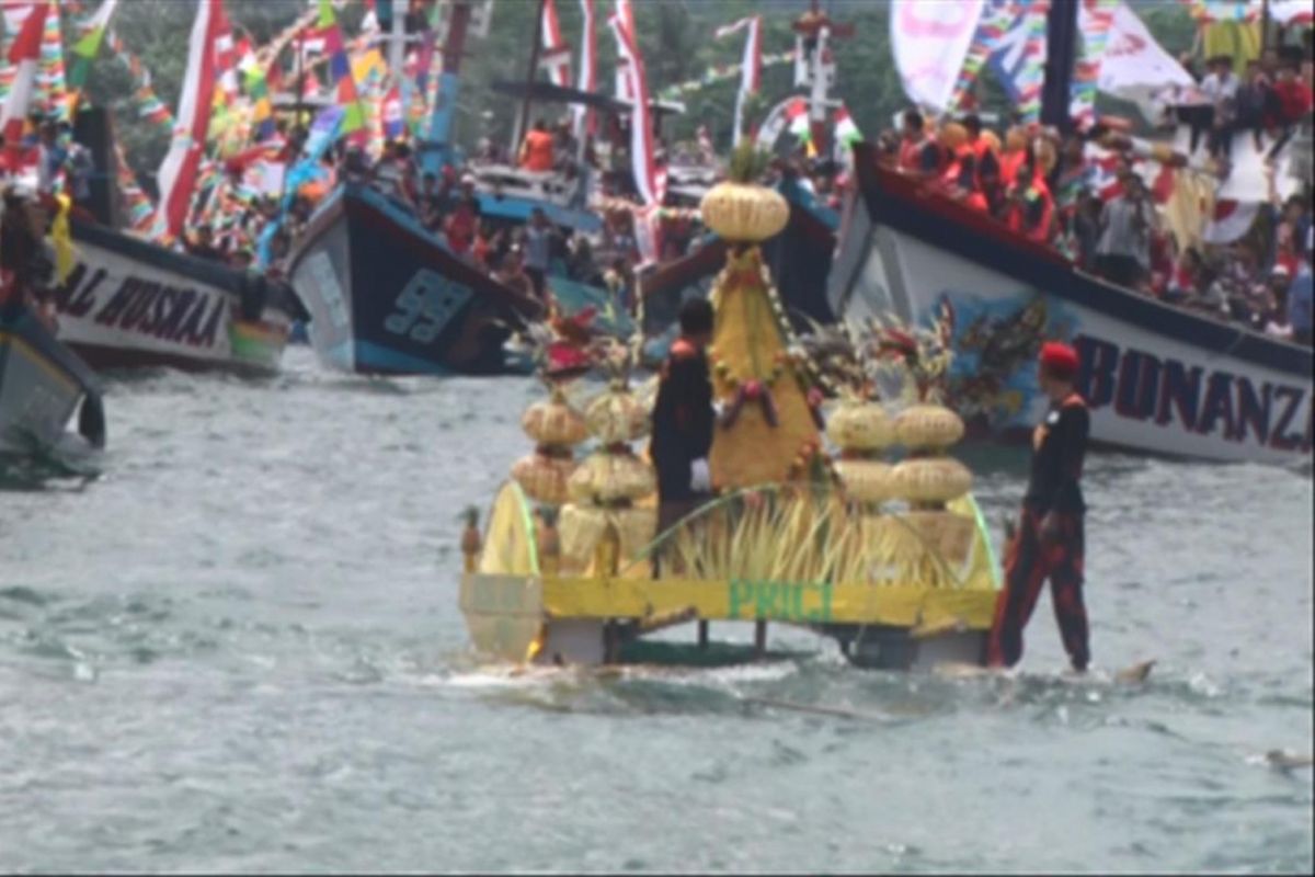 Para nelayan melakukan kegiatan rutin labuh laut, sebagai rasa syukur dengan hasil tangkapan yang melimpah. Pengusaha di bidang perikanan mendapat pemasukan signifikan karena cuaca sepanjang tahun cukup bersahabat.