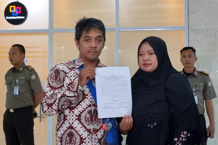 Hogi Minaya dan Arsita Minaya usai rapat di Komisi III DPR, Jakarta, Senin (28/1/2026).