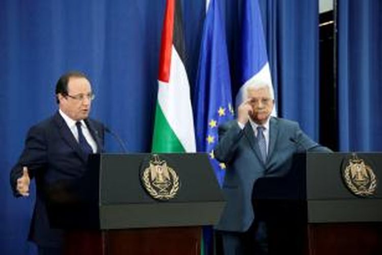 Presiden Perancis, Francois Hollande dan Presiden Palestina, Mahmoud Abbas dalam jumpa pers di Ramallah, Tepi Barat, Senin (18/11/2013).
