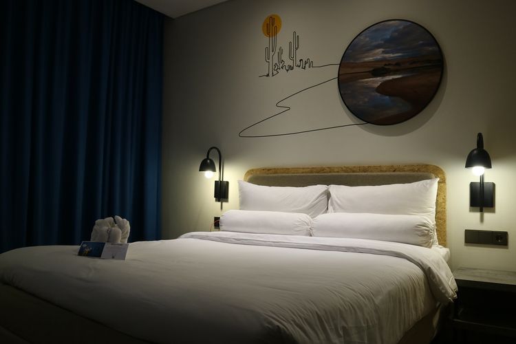 Desain kamar hotel kategori superior di ibis Styles Jakarta Simatupang, bernuansa kaktus dan oasis khas padang gurun.