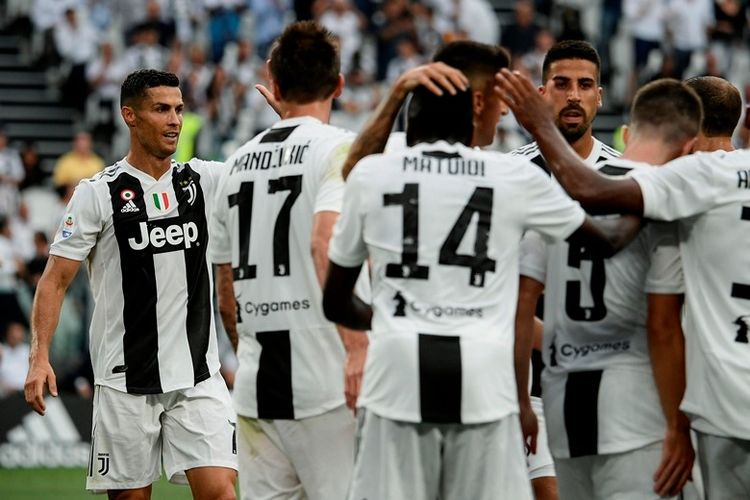 Megabintang Juventus, Cristiano Ronaldo (kiri), dan Sami Khedira (tengah) merayakan gol yang dicetak timnya ke gawang Lazio dalam laga Liga Italia di Allianz Stadium, Turin pada 25 Agustus 2018.