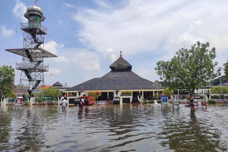 Masjid Agung Demak nampak kering meskipun kawasan Alun-alun Demak tenggelam, Selasa (19/3/2024). (KOMPAS.COM/NUR ZAIDI)