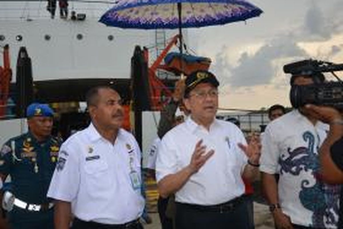 Ketua DPD RI Irman Gusman melihat langsung kondisi pelabuhan penyeberangan ferry Bastiong, Ternate Maluku Utara