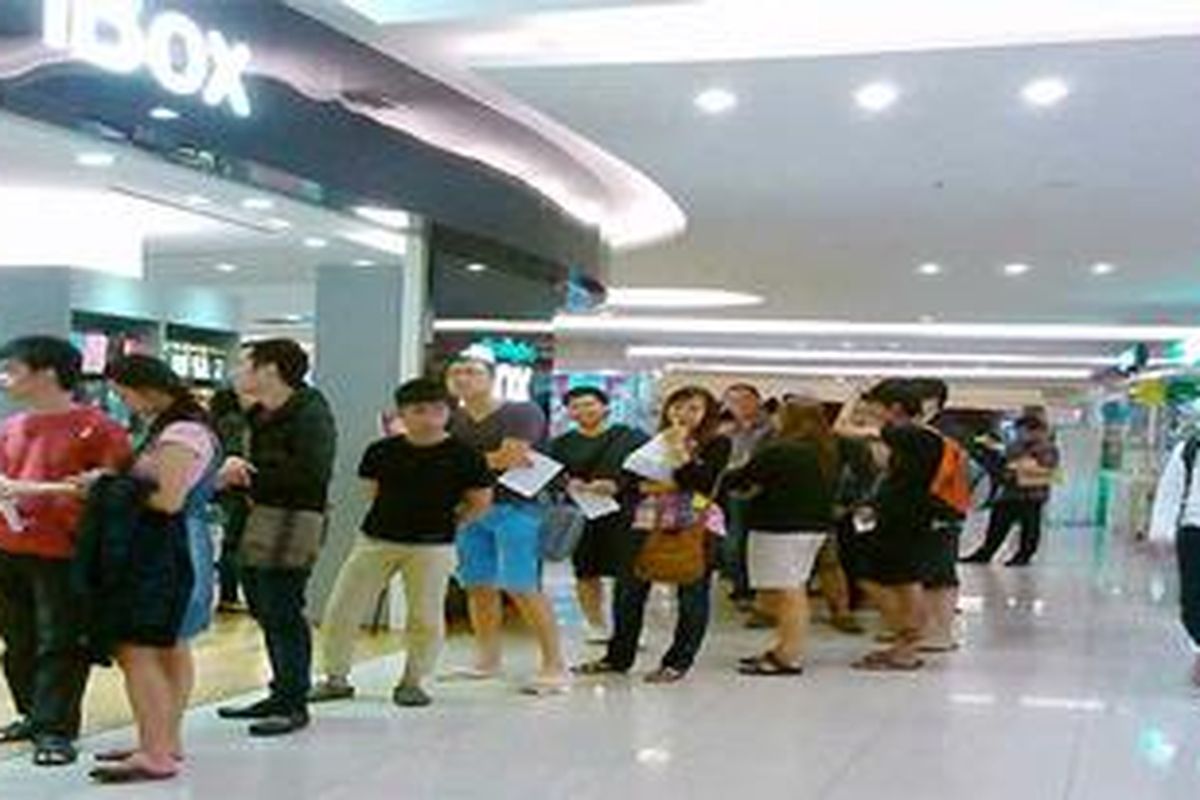 Antrean calon pembeli iPhone 5 di iBox, Central Park, Jakarta, Jumat (14/12/2012), 