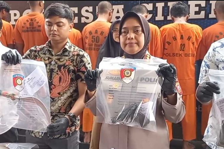 Kapolresta Cirebon Kombes Pol Sumarni menunjukan airsoft gun dan clurit yang digunakan adik kakak terduga pelaku begal di jalur utama Pantura Kabupaten Cirebon, saat rilis di Mapolresta Cirebon pada Jumat (17/1/2025) siang