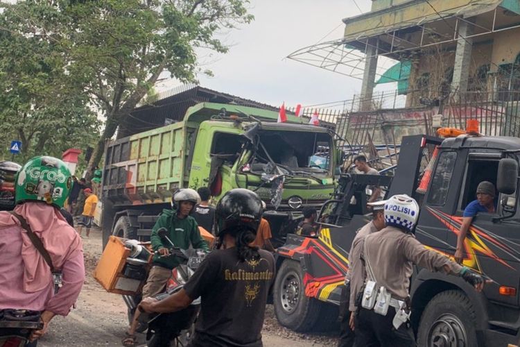 Petugas mengevakuasi sejumlah kendaraan yang terlibat tabrakan di Cianjur, Jawa Barat, Rabu (2/8/2023). Seorang pengendara sepeda motor tewas dalam kejadian ini.