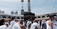 Bea Cukai Arab Saudi Sita 100 Slof Rokok dari Koper Jemaah Haji Indonesia