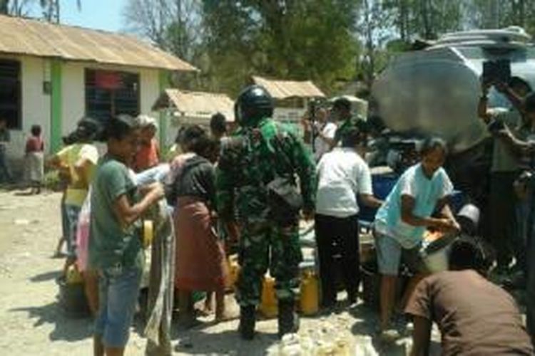 Warga Desa Buk, Kecamatan Bikomi Tengah, menyerbu air bersih bantuan dari TNI Kodim 1618 TTU, NTT