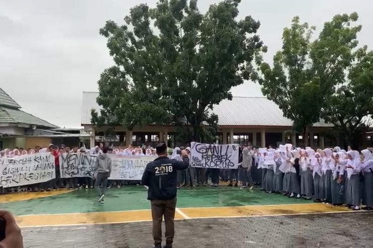 Ratusan murid di SMAN 20 Makassar, Jalan Bonto Biraeng, Kecamatan Tamalate, Kota Makassar, Sulsel, yang melakukan demo menuntut agar kepala sekolah dicopot. Senin (5/2/2024).