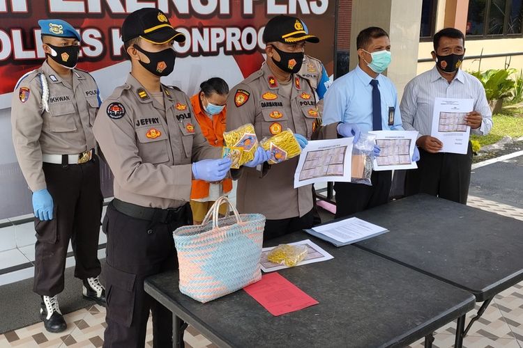 Polisi perlihatkan barang bukti uang palsu yang dipakai Sugiyati (63) asal Desa Seren, Kecamatan Gebang, Kabupaten Purworejo, Jawa Tengah, untuk belanja.