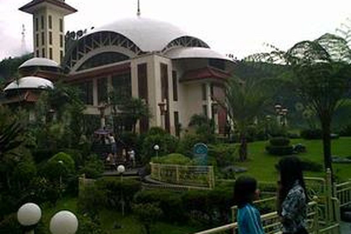 Masjid Atta'Awun di Puncak Bogor, mulai didatangi warga