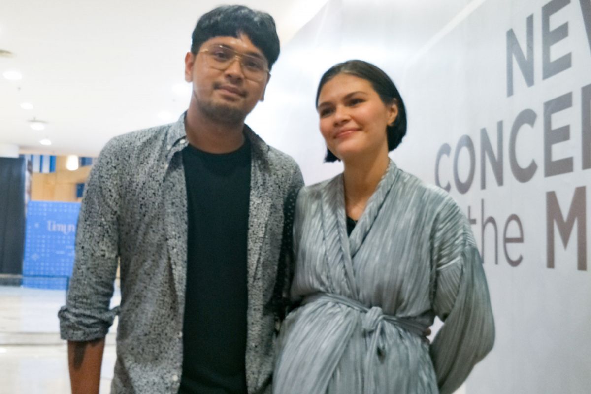 Penyanyi Petra Sihombing bersama sang istri, Firrina Sinatrya saat ditemui di peluncuran Koleksi Musim Rintik 2018 dan Pameran Seni Timun Mas di Senayan City, Jakarta Pusat, Kamis (8/11/2018). 