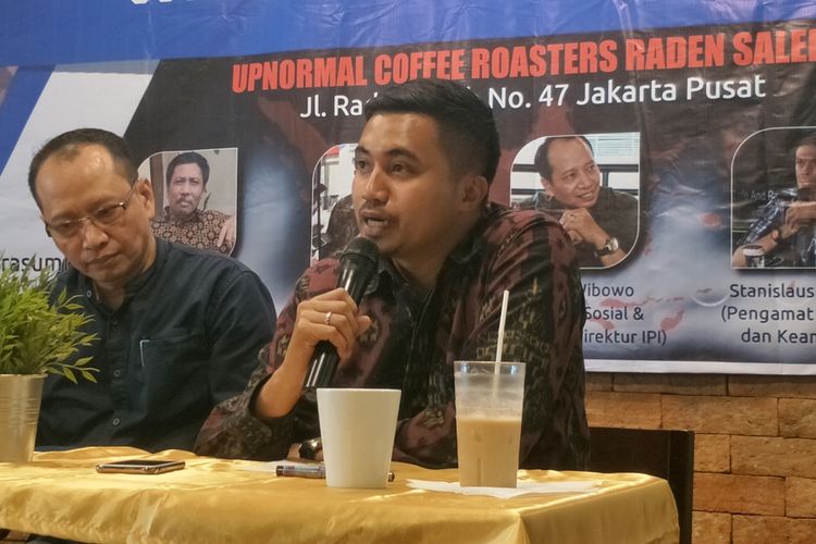 Peneliti dari Lingkaran Survei Indonesia (LSI) Denny JA, Adjie Alfaraby, dalam diskusi yang digelar Indonesian Public Institute (IPI) di Cikini, Jakarta Pusat, Selasa (9/4/2019).