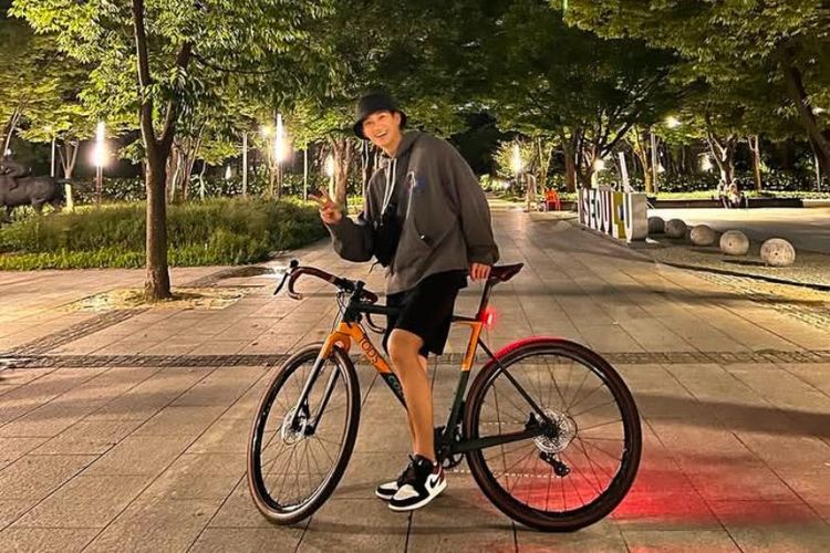 Gaya outfit olahraga sepeda Kim Soo Hyun dengan celana pendek dan jaket hoodie