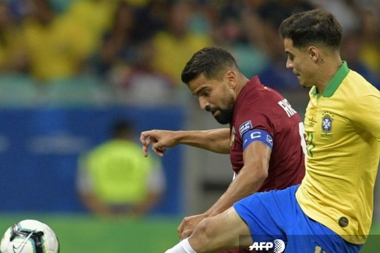 Pemain timnas Brasil, Philippe Coutinho, berebut bola dengan penggawa Venezuela, Tomas Rincon pada laga grup Copa America di Fonte Nova Arena, Salvador, Brazil, 18 Juni 2019 waktu setempat.