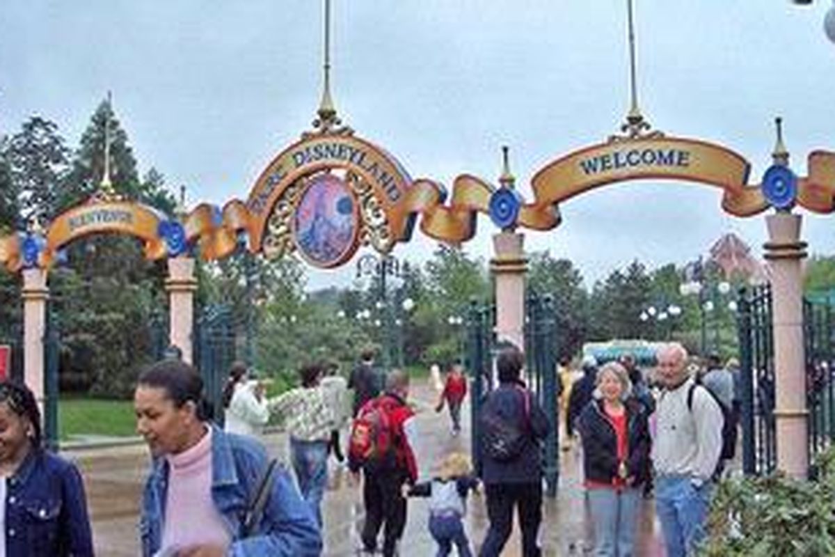 Pengunjung memasuki taman hiburan Disneyland Paris yang dibangun 20 tahun lalu namun terus merugi meski dikunjungi sedikitnya 16 juta orang setiap tahun.