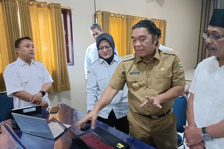 Penjabat Gubernur Banten Al Muktabar memantau pelaksanaan PPDB di SMAN 6 Kota Serang. Al Muktabar mengklaim sistem tidak down sejak dibuka pada Rabu (18/6/2024) pukul 00.01 WIB.
