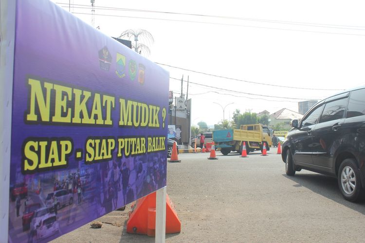 Plang larangan mudik lebaran 2021 yang dipasang di bunderan Cepu 8 TMC Cianjur, Jawa Barat. Terkait adanya kebijakan larangan mudik tersebut akan dilakukan penyekatan di semua wilayah perbatasan Cianjur pada 6-17 Mei 2021.