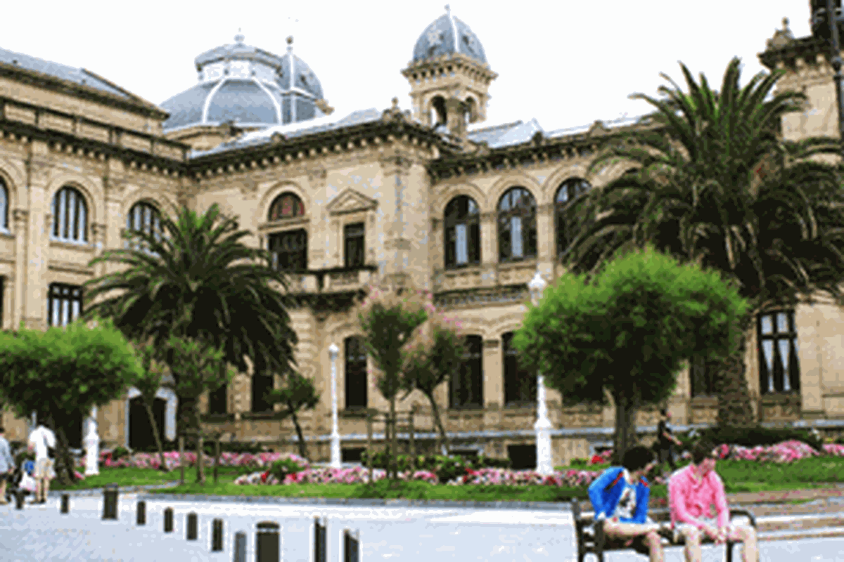 Kota San Sebastian atau dikenal dengan Donostia dalam bahasa basques.