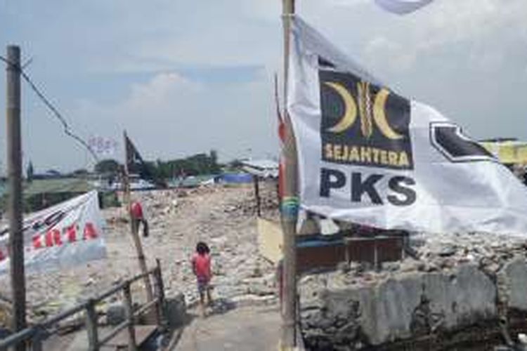Senin (9/5/2016), bendera Partai dari Gerakan Indonesia Raya atau Gerindra dan Partai Keadilan Sejahtera (PKS) berkibar di atas puing reruntuhan Pasar Ikan, Penjaringan, Jakarta Utara