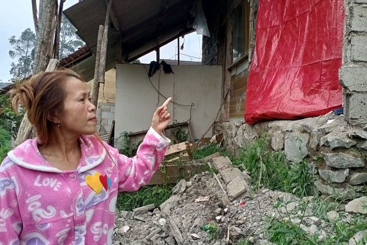 Bagian belakang rumah Neneng (43) warga Kampung Legok Kondang RT 04 RW 09 Desa Pangalengan,  Kecamatan Pangalengan, Kabupaten Bandung, rusak akibat gempa bumi  yang mengguncang wilayah Sukabumi, kemarin Rabu (16/3/2022).