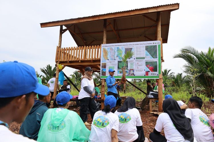 Pemaparan oleh Sekretaris Desa Lukit terkait manfaat sagu dalam restorasi gambut.

