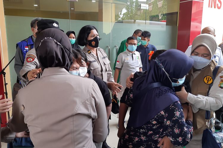 Isak tangis mewarnai penyerahan jenazah korban kebakaran Lembaga Pemasyarakatan (Lapas) Kelas I Tangerang di RS Polri Kramatjati, Jakarta Timur, Rabu (15/9/2021).