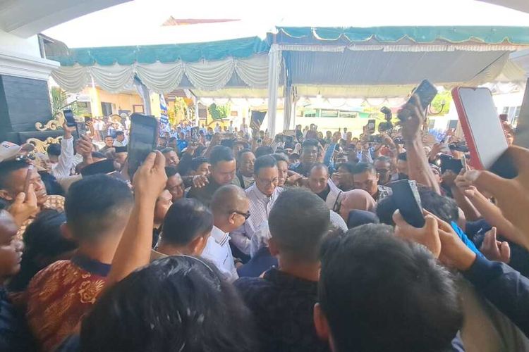 Calon presiden nomor urut 1 Anies Baswedan saat melakukan kampanye di Pandan dan Barus, Kabupaten Tapanuli Tengah, Jumat (12/1/2023). Anies Curhat kepada masyarakat, soal saham bir yang terganjal dijual, akibat tidak disetujui di DPR, sewaktu menjabat sebagai Gubernur DKI Jakarta. Anies berjanji, jika terpilih nanti akan kembali berusaha untuk menjual saham bir milik Pemrov DKI Jakarta yang bernilai 1 triliun.