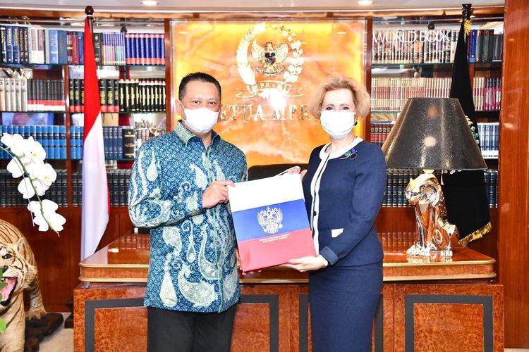 Ketua MPR Bambang Soesatyo dan Duta Besar Rusia untuk Indonesia H.E. Mr. Lyudmila Vorobieva di Kompleks Parlemen, Senayan, Jakarta, Senin (22/3/2021).