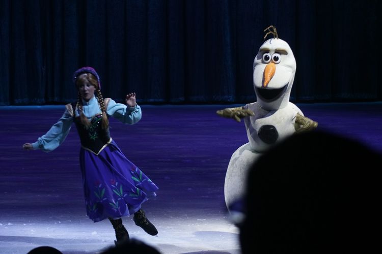 Anna dan Olaf dari Frozen berseluncur pada pertunjukan Disney on Ice: Celebate Everyones Story di Singapore Indoor Stadium, Rabu (14/3/2018).